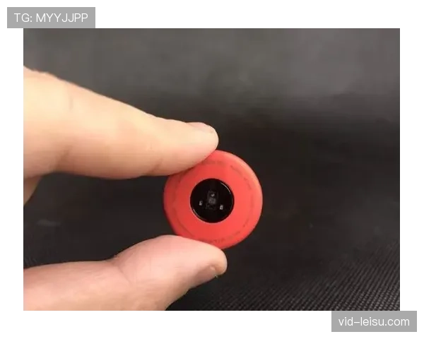 运动品牌推出智能发带,实时监测心率以优化球员在定位球战术中的体能分配 运动品牌推出智能发带,实时监测心率以优化球员在定位球战术中的体能分配